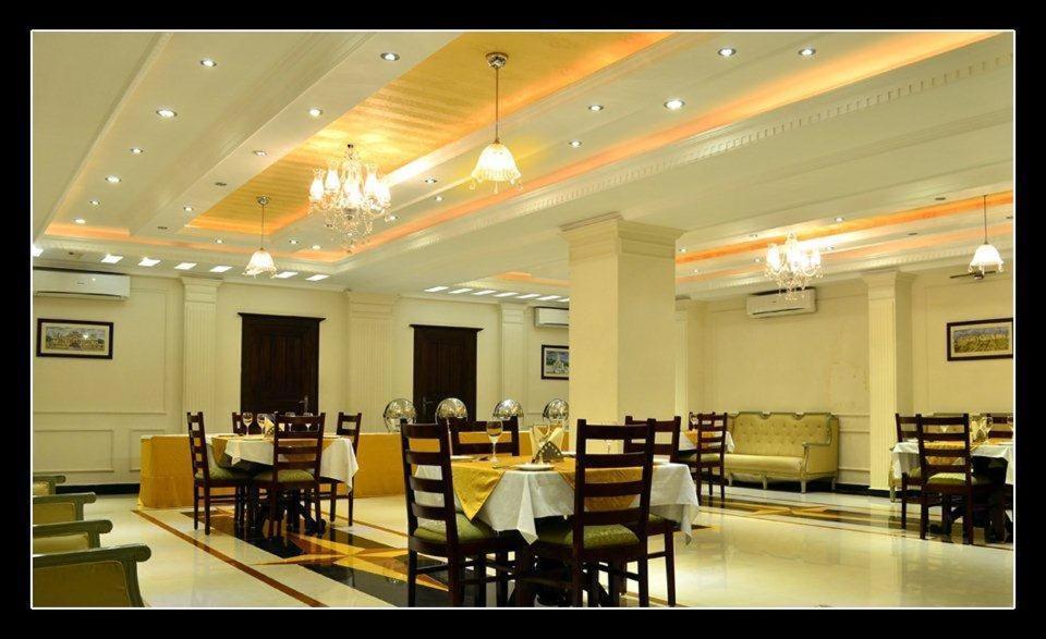 Kukas Collection O Hotel Four Boutique المظهر الخارجي الصورة